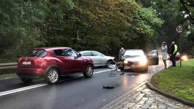 Po godz. 8 zderzyły się tam trzy samochody. Dwóch poszkodowanych karetki zabrały do szpitala. Na miejscu obowiązuje ruch wahadłowy dla aut osobowych i objazd przez Dobrą dla ciężarówek.