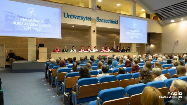 Kolejna szczecińska uczelnia inauguruje rok akademicki - we wtorek zrobił to PUM, w czwartek w auli Wydziału Humanistycznego przy ulicy Krakowskiej - Uniwersytet Szczeciński.