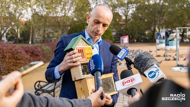 Poseł Prawa i Sprawiedliwości zwraca się do nauczycieli i uczniów: budujmy małe ule. Rafał Mucha gwarantuje, że z zakładów stolarskich zorganizuje materiały. Wystarczy tylko zgłosić się do jego biura poselskiego.