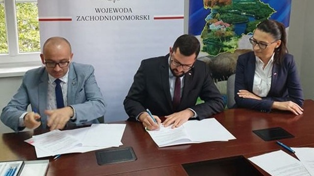 Ponad 10 milionów złotych rządowego wsparcia na drogi lokalne w powiecie wałeckim - wicewojewoda zachodniopomorski Marek Subocz podpisał z samorządowcami umowy na dofinansowanie budowy i modernizacji dróg z Funduszu Dróg Samorządowych.