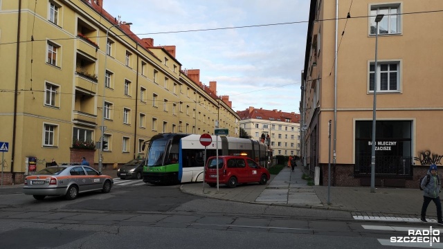 Nie kursowały tramwajowe dwójki i dwunastki. To efekt uszkodzenia sieci trakcyjnej w ciągu ulicy Boguchwały w Szczecinie. Były kierowane do Lasu Arkońskiego.