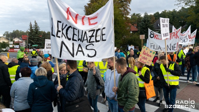 Kochamy naszą szkołę - pod takim hasłem trwał protest w Pilchowie. Mieszkańcy od godz. 7 rano blokowali tam drogę łączącą Szczecin i Police.