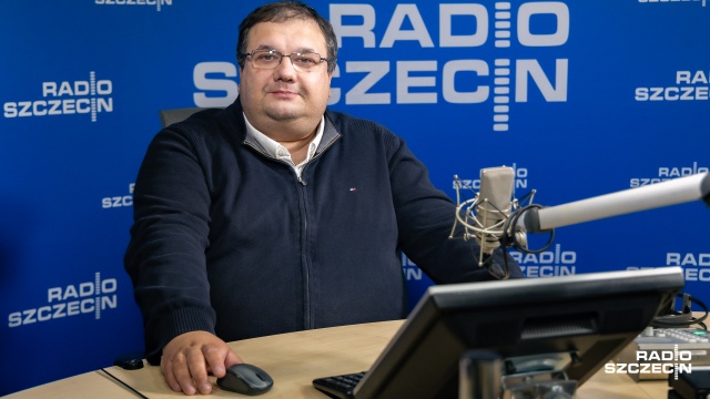 Wierzę w zapowiedzi ministra - tak poseł Prawa i Sprawiedliwości komentuje w Rozmowach pod krawatem wypowiedzi pełnomocnika marszałka województwa z Platformy Obywatelskiej. Rafał Zahorski mówił, że nie ma możliwości, aby w Szczecinie były budowane promy.