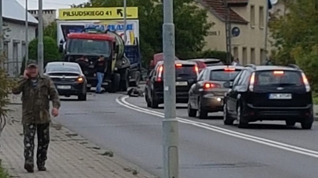 Uwaga kierowcy, wypadek i utrudnienia niedaleko Polic.