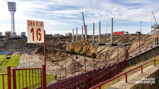 Pierwsze elementy budowanych trybun stadionu Pogoni Szczecin już widoczne.
