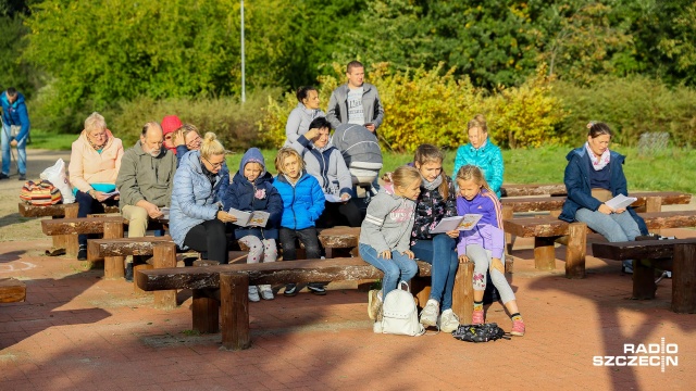 Śpiewają pieśni harcerskie, biesiadne i turystyczne. To inicjatywa Rady Osiedla Pogodno. Okoliczni mieszkańcy spotkali się przy ognisku, gdzie wspólnie biesiadują.