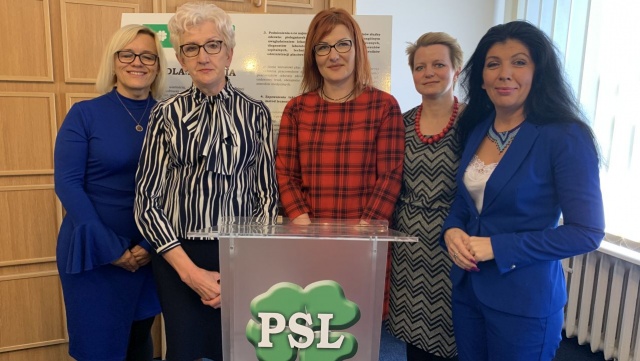 Darmowy posiłek w szkole i darmowe tablety dla każdego ucznia. To propozycje zmian w systemie oświaty, które zaprezentowały w poniedziałek kandydatki z listy Polskiego Stronnictwa Ludowego.