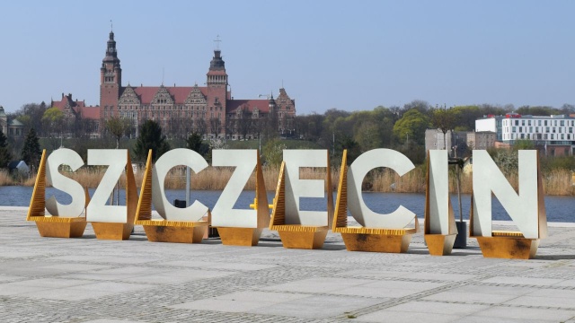 Oprócz liter składających się na nazwę zamontowane zostaną również drewniane siedziska przypominające kształtem żagle. Turyści będą mogli tam robić pamiątkowe zdjęcia.