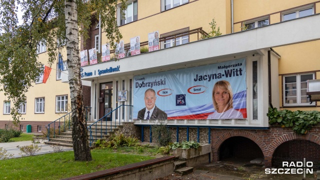 Spór plakatowy w Szczecinie. Kandydatka Koalicji Obywatelskiej Magdalena Filiks wywiesiła swoje banery wyborcze na balkonie nad siedzibą Prawa i Sprawiedliwości przy ul. Mickiewicza.