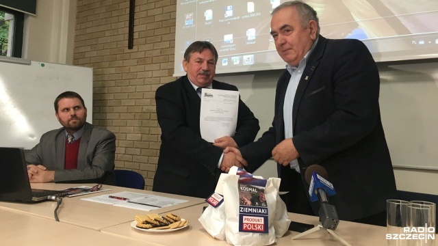Moja obecność w Senacie jest gwarantem tego, że polska ziemia zostanie w polskich rękach. Edward Kosmal składa deklaracje i otrzymuje poparcie Solidarności Pomorza Zachodniego.
