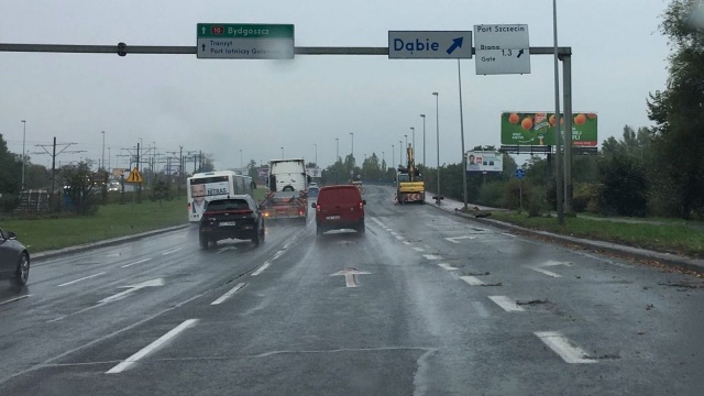 Zjazd z ulicy Gdańskiej, w kierunku mostu Cłowego w Szczecinie, został otwarty. Tym samym kierowcy mogą już swobodnie jeździć od Basenu Górniczego w kierunku Dąbia.