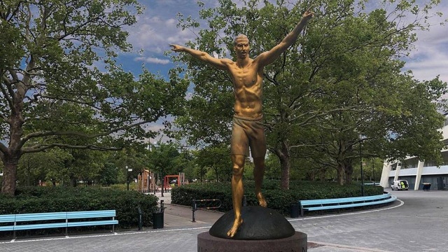 W Szwecji odsłonięto statuę Zlatana Ibrahimovicia. Prawie trzymetrowa i ważąca pół tony rzeźba z brązu uznawanego za najlepszego w historii szwedzkiego futbolu piłkarza, stanęła przed stadionem w jego rodzinnym Malm.