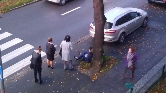 Potrącenie pieszego przez samochód osobowy na ulicy Mickiewicza w Szczecinie - do zdarzenia doszło w okolicach przystanku tramwajowego przy ulicy Konopnickiej, na nitce w kierunku centrum miasta. Poszkodowany został odwieziony do szpitala.