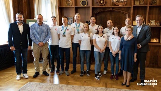 We wrześniu zdobywali medale na Mistrzostwach Europy, w sportowym ratownictwie wodnym, w środę odebrali z rąk wiceprezydenta Krzysztofa Soski drobne upominki.