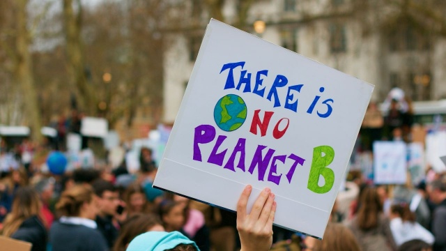 Członkowie organizacji Extinction Rebellion trzeci dzień z rzędu blokują ruch w centrum Berlina. Od wczesnych godzin rannych, kilka tysięcy aktywistów blokuje most Marshalla oraz rondo Wielkiej Gwiazdy w centrum miasta.