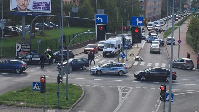Na skrzyżowaniu ulicy Ku Słońcu z aleją Bohaterów Warszawy w Szczecinie zderzyły się dwa samochody osobowe.