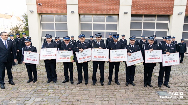 Nowe wozy strażackie i pieniądze na dofinansowanie działalności Ochotniczych Straży Pożarnych. W sumie kilkanaście milionów złotych przekazali w środę przedstawiciele rządu jednostkom OSP z naszego regionu.