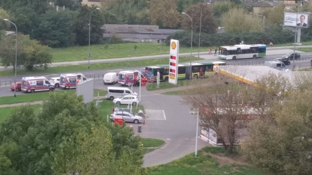 Na skrzyżowaniu Sczanieckiej z ulicą 1 Maja jadącemu w kierunku Polic autobusowi linii 107 zajechał drogę kierowca samochodu osobowego.