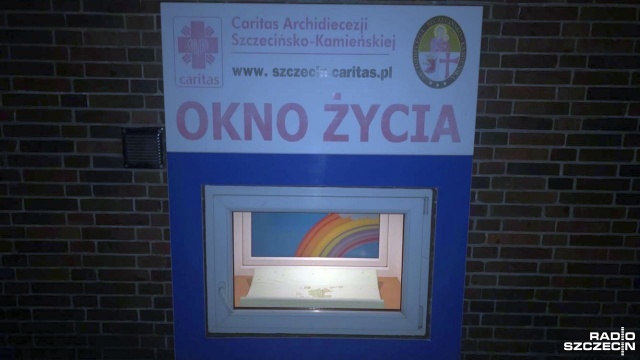 Dziecko w Oknie Życia w parafii przy ulicy Królowej Korony Polskiej w Szczecinie.