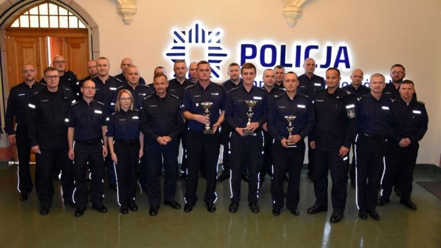 W Komendzie Wojewódzkiej Policji w Szczecinie odbyły się eliminacje wojewódzkie II edycji Ogólnopolskiego Ogólnopolskiego Turnieju Służby Dyżurnej Jednostek Organizacyjnych Policji o miano najlepszego dyżurnego.