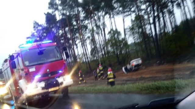 Uwaga kierowcy -na przebudowywanym odcinku trasy S3 dachował samochód. Dwie osoby są poszkodowane. Uważajmy jadąc między Kliniskami a węzłem Goleniów Południe. Kłopoty z przejazdem mamy w obu kierunkach.