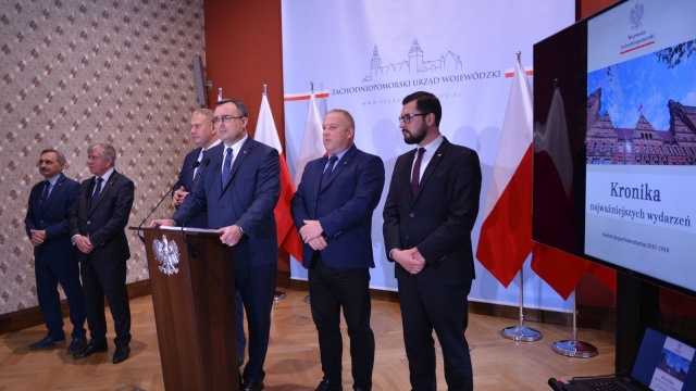 To cztery lata rządu Prawa i Sprawiedliwości na Pomorzu Zachodnim w pigułce. Na stronie internetowej Zachodniopomorskiego Urzędu Wojewódzkiego, wojewoda Tomasz Hinc udostępnia mieszkańcom kronikę najważniejszych wydarzeń. Na blisko 250 stronach są informacje o inwestycjach, programach i spotkaniach z samorządowcami oraz mieszkańcami.