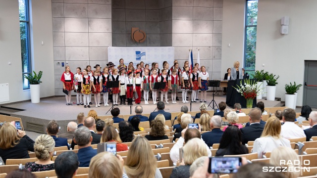 Ponad stu nauczycieli z województwa otrzymało nagrody za wieloletnią pracę i szczególne zasługi - to w ramach obchodów Dnia Edukacji Narodowej.