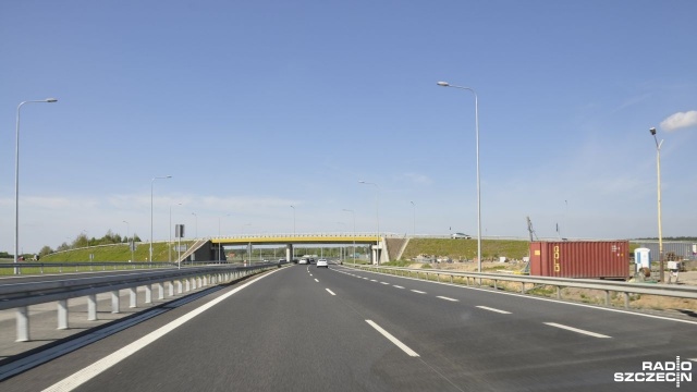 Od czwartku między Goleniowem a Koszalinem można już przejeżdżać 130-kilometrowym odcinkiem trasy S6. Są jednak jeszcze odcinki, gdzie musimy jechać w obie strony tylko jednym pasem ruchu.