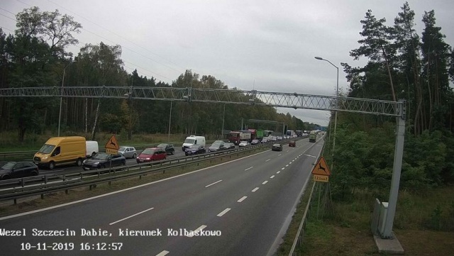 Z obu stron węzła Rzęśnica kierowcy stoją w wielokilometrowych korkach na autostradzie A6 i trasie S3.
