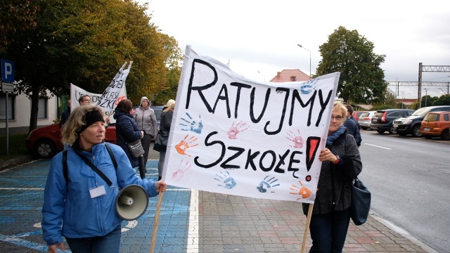 Kilkudziesięciu mieszkańców Pilchowa protestowało w piątek w Policach, żądając utworzenia w ich miejscowości samodzielnej, ośmioklasowej szkoły podstawowej.