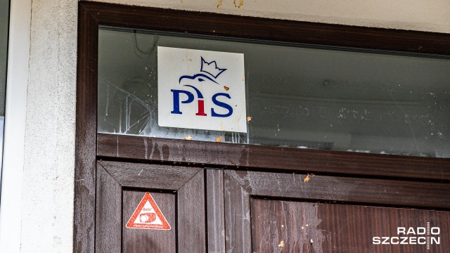Trwa ustalanie tożsamości mężczyzny, który obrzucił szczecińską siedzibę Prawa i Sprawiedliwości przy ul. Mickiewicza w Szczecinie jajkami. Ubrudzone zostały drzwi, schody i elewacja budynku.