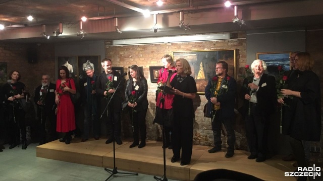 Miejsce wystawiennicze powstało w pełnych uroku, zmodernizowanych pomieszczeniach piwnicznych w budynku przy ulicy Kapitańskiej w Szczecinie.