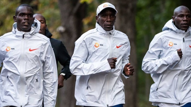 Kenijczyk Eliud Kipchoge przebiegł w Wiedniu maraton w czasie 1 godzina 59 minut 40,2 sekundy.