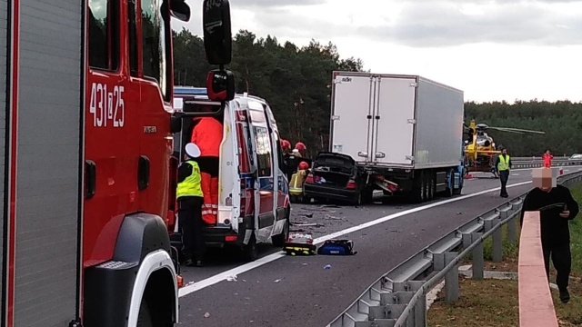 Wypadek na drodze S3 między Goleniowem a Szczecinem. Na wysokości Łozienicy auto osobowe zderzyło się z ciężarówką. Jedna osoba została ranna.
