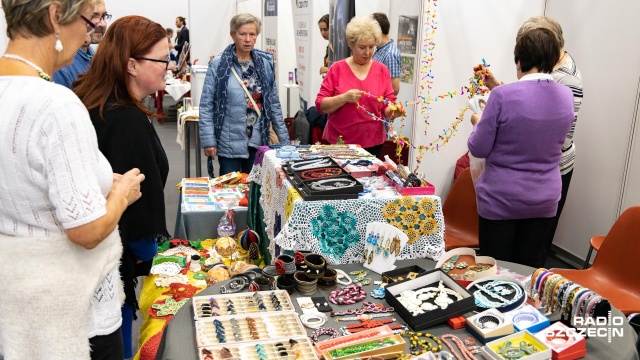 Bezpłatne badania, konsultacje czy porady - tak wyglądają Targi 60, które w sobotę rano rozpoczęły się w szczecińskiej Netto Arenie. Seniorzy oprócz badań mogą skorzystać z oferty kilkudziesięciu wystawców.