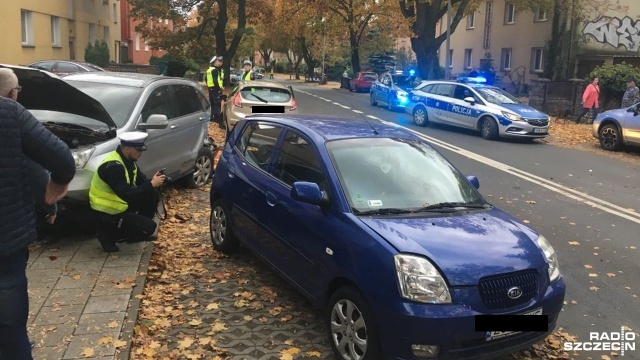 Auto osobowe uderzyło w zaparkowany pojazd. Do zdarzenia doszło na ulicy Poniatowskiego w Szczecinie.