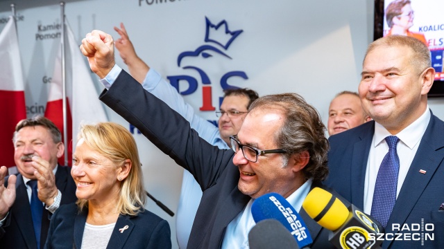 Prawo i Sprawiedliwość wygrało wybory parlamentarne - na to wskazują sondażowe wyniki. Partia rządząca zdobyła 43,6 procent głosów. Sukces świętowano w siedzibie Prawa i Sprawiedliwości w Szczecinie.