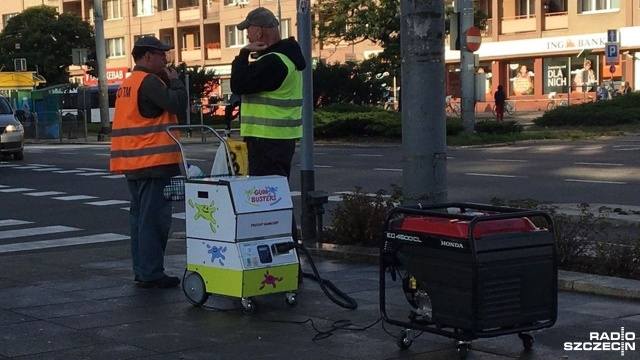 Zarząd Dróg i Transportu Miejskiego kupił specjalne maszyny, które pomagają w usuwaniu z chodników resztek gum do żucia.