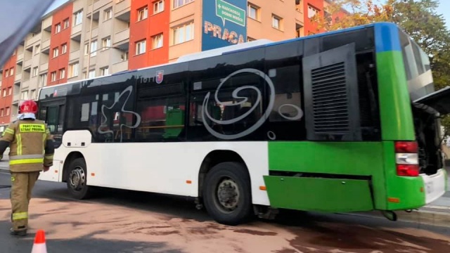 Zadymienie autobusu komunikacji miejskiej na Bramie Portowej w Szczecinie.