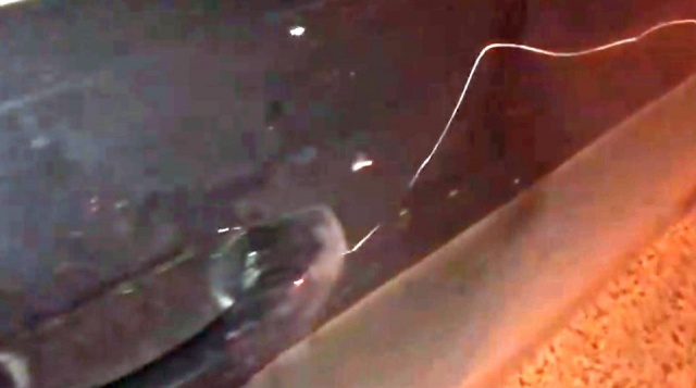Ktoś porysował gwoździem auto szczecińskiego radnego - Dariusz Matecki z klubu Prawa i Sprawiedliwości poinformował o tym o późnym wieczorem na swoim facebookowym profilu w mediach społecznościowych.