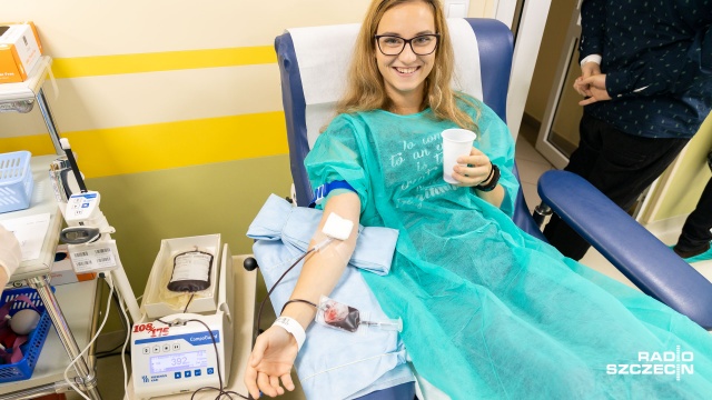 Szesnastu maturzystów z XVI Liceum Ogólnokształcącego w Szczecinie po raz pierwszy honorowo oddało w środę krew.