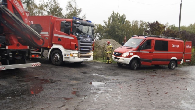 Policjanci Komendy Wojewódzkiej Policji w Szczecinie i cztery zastępy straży pożarnej z pilną interwencją na terenie starej Fabryki Papieru Szczecin-Skolwin. Na miejscu pracowali policyjni chemicy.