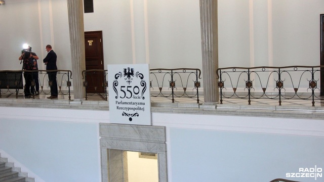 Obywatelski projekt ustawy zakazującej publicznego propagowania i pochwalania seksualnej aktywności osób nieletnich skierowany do dalszych prac w sejmowej komisji nadzwyczajnej.