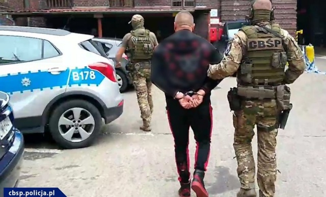 Policjanci CBŚP zatrzymali trzech mężczyzn podejrzanych o pranie brudnych pieniędzy i wyłudzenia VAT.