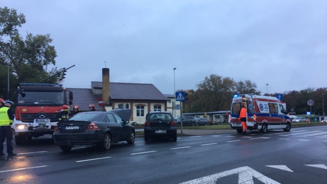 Jedna osoba jest opatrywana po wypadku na ulicy Milczańskiej przy Mieszka I na szczecińskich Pomorzanach. Pół godz temu zderzyły się tam Toyota i Ford.