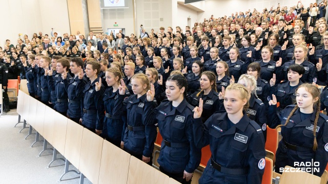 Ponad 140 uczniów klas mundurowych VII Liceum Ogólnokształcącego złożyło w piątek uroczyste ślubowanie.