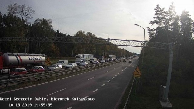 Potężny korek na autostradzie A6 w stronę Goleniowa. Od Węzła Dąbie w związku z pracami na S3 trzeba jechać w obie strony tylko jednym pasem ruchu.