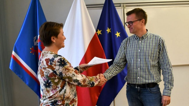 Pracownicy szczecińskiego oddziału Generalnej Dyrekcji Dróg Krajowych i Autostrad, działając jako inwestor zastępczy w imieniu miasta Świnoujścia, przekazali w piątek wykonawcy plac budowy tunelu w Świnoujściu.