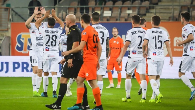 Piłkarze Pogoni nadal liderem tabeli rozgrywek o mistrzostwo Polski. Szczecinianie na Dolnym Śląsku pokonali Zagłębie Lubin 1:0 w 12 kolejce ekstraklasy.
