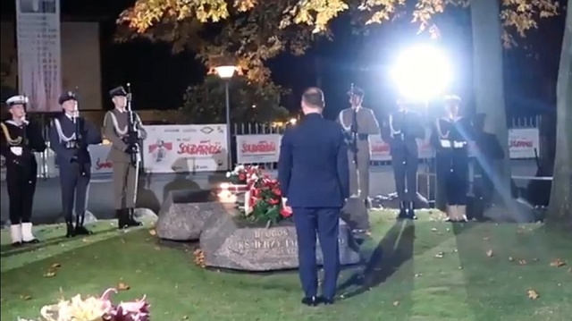 Prezydent Andrzej Duda złożył kwiaty na grobie błogosławionego księdza Jerzego Popiełuszki w przeddzień 35. rocznicy jego męczeńskiej śmierci.
